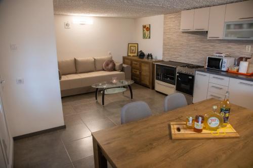 บริการและสิ่งอำนวยความสะดวก, Medeni raj in สเวติ คริซ ซาเชรตเย บริการและสิ่งอำนวยความสะดวก, Medeni raj in สเวติ คริซ ซาเชรตเย