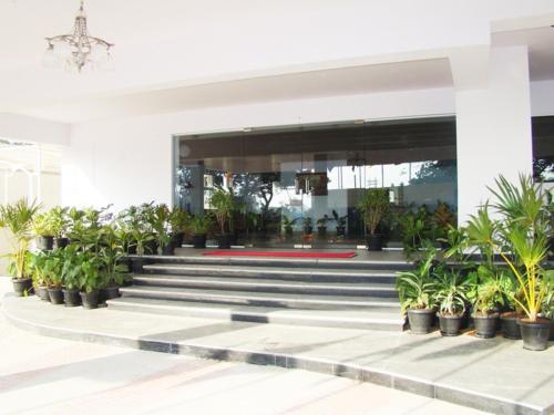 Entrance, Hotel Grand Bee near Yashwanthpur Railway Station Entrance, Hotel Grand Bee near Yashwanthpur Railway Station