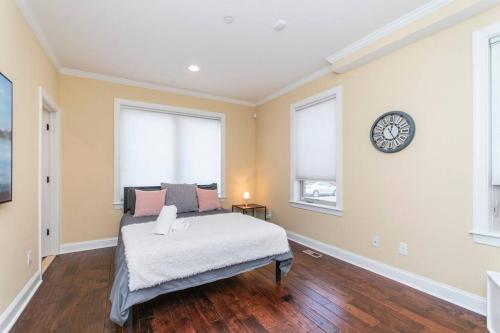 Huge 4 Bdrm - Roof Deck - Parking - Soak Tub!