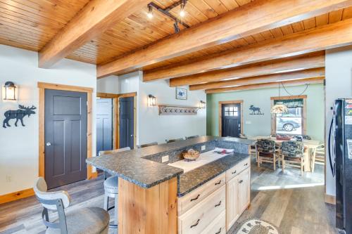 Lakefront New Hampshire Hideaway with Deck and Views in 米菲(NH) Lakefront New Hampshire Hideaway with Deck and Views in 米菲(NH)