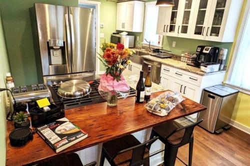 Létesítmények, Walkable Elmwood Cottage, No Chores 2Bath 2BR 1Car near Forest Lawn Létesítmények, Walkable Elmwood Cottage, No Chores 2Bath 2BR 1Car near Forest Lawn