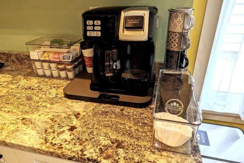 Létesítmények, Walkable Elmwood Cottage, No Chores 2Bath 2BR 1Car near Forest Lawn Létesítmények, Walkable Elmwood Cottage, No Chores 2Bath 2BR 1Car near Forest Lawn