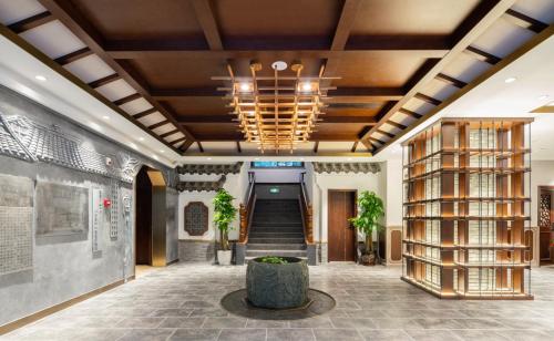Lobby, Nostalgia S Hotel (Chengdu Kuanzhai Alley) in Chengdu Lobby, Nostalgia S Hotel (Chengdu Kuanzhai Alley) in Chengdu