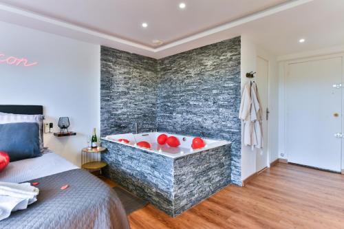 LE COCON- Jacuzzi & Sauna privés By SweetDreams (LE COCON- Jacuzzi & Sauna prives By SweetDreams) in Le Cannet LE COCON- Jacuzzi & Sauna privés By SweetDreams (LE COCON- Jacuzzi & Sauna prives By SweetDreams) in Le Cannet