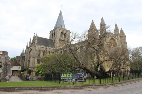 Cosy and Spacious House for 6