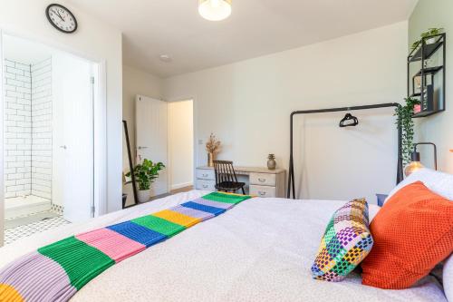 Newly Renovated 5 Bed + 5 Bath!