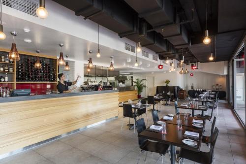 Restaurant, Oaks Darwin Elan Hotel in Darwin Restaurant, Oaks Darwin Elan Hotel in Darwin