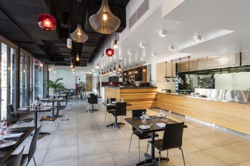 Restaurant, Oaks Darwin Elan Hotel in Darwin Restaurant, Oaks Darwin Elan Hotel in Darwin