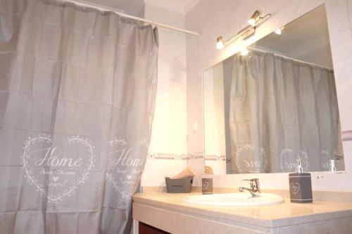 Kylpyhuone, Charming house with fireplace in Grândola, 142 m², Internet included (Charming house with fireplace in Grandola, 142 m², Internet included) in Grandola Kylpyhuone, Charming house with fireplace in Grândola, 142 m², Internet included (Charming house with fireplace in Grandola, 142 m², Internet included) in Grandola