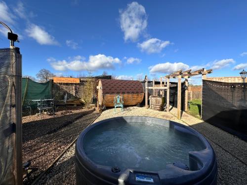 อ่างแช่น้ำพุร้อน, Buzzard Holt Hosting in บักกิ้งแฮม อ่างแช่น้ำพุร้อน, Buzzard Holt Hosting in บักกิ้งแฮม