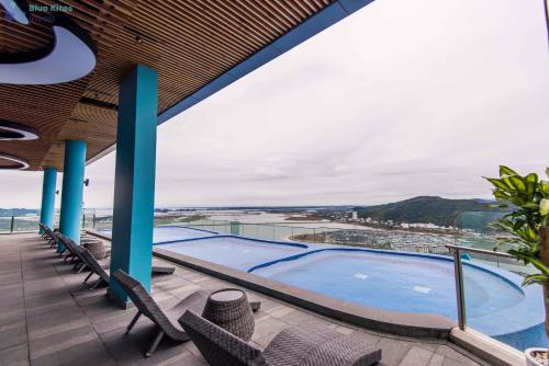 Balcony/terrace, Blue Kites Residence by A La Carte Ha Long Bay in Hạ Long Balcony/terrace, Blue Kites Residence by A La Carte Ha Long Bay in Hạ Long