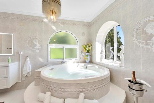 Most Luxurious Villa Costa del Sol in La Sierrezuela Most Luxurious Villa Costa del Sol in La Sierrezuela