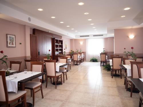 Salón de banquetes, Hotel SAN PIO in San Giovanni Rotondo Salón de banquetes, Hotel SAN PIO in San Giovanni Rotondo