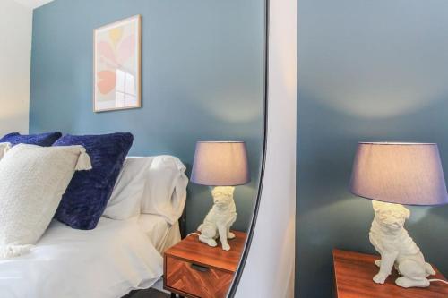 Modern 2 Bedroom Apartment by Train Station