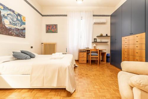 Spacious Apt with Kitchenette, Near Piazza Maggiore