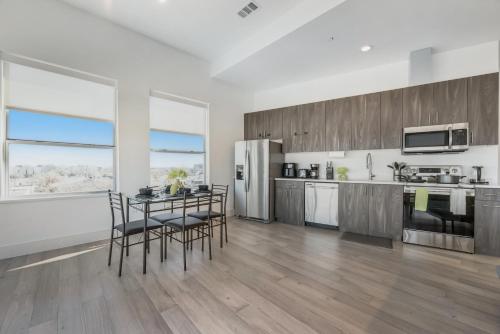 Contemporary 2BR I Gym I Parking I Workspace in Cedars Contemporary 2BR I Gym I Parking I Workspace in Cedars