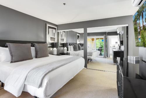 Chic Downtown Bungalow - A Ryson Property