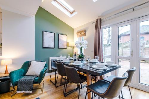 Létesítmények, NEW! Incredible Home In Northwich By 53 Degrees Property, Perfect For Groups, FREE Parking! in Northwich Létesítmények, NEW! Incredible Home In Northwich By 53 Degrees Property, Perfect For Groups, FREE Parking! in Northwich