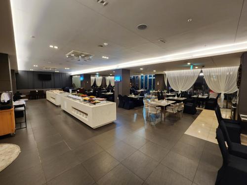 Restaurant, Ramada by Wyndham Jeju Hamdeok in Jocheon Restaurant, Ramada by Wyndham Jeju Hamdeok in Jocheon