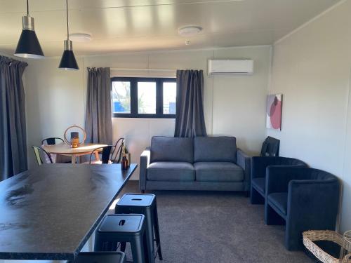 Cute little Foxton Beach bach in ฟ็อกซ์ตัน บีช Cute little Foxton Beach bach in ฟ็อกซ์ตัน บีช