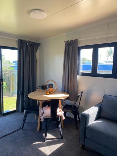 Cute little Foxton Beach bach in ฟ็อกซ์ตัน บีช Cute little Foxton Beach bach in ฟ็อกซ์ตัน บีช