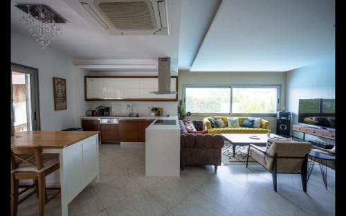 Luxury Seadside Vacation Villa with Privacy (extra comfort for large groups) in Cesme Luxury Seadside Vacation Villa with Privacy (extra comfort for large groups) in Cesme