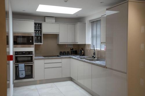 Luxury 6 Bed near city centre with Cinema Room & games room plus 5 bathrooms in Manchester Luxury 6 Bed near city centre with Cinema Room & games room plus 5 bathrooms in Manchester
