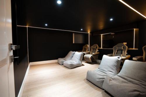 Luxury 6 Bed near city centre with Cinema Room & games room plus 5 bathrooms in Manchester Luxury 6 Bed near city centre with Cinema Room & games room plus 5 bathrooms in Manchester