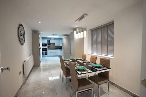 Luxury 6 Bed near city centre with Cinema Room & games room plus 5 bathrooms in Manchester Luxury 6 Bed near city centre with Cinema Room & games room plus 5 bathrooms in Manchester