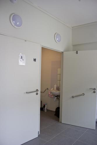 Bathroom, Fontaineblhostel hostel & camping near Fontainebleau in La Chapelle-la-Reine Bathroom, Fontaineblhostel hostel & camping near Fontainebleau in La Chapelle-la-Reine