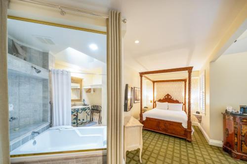 Bathroom, The Bergson, BW Signature Collection in Calistoga (CA) Bathroom, The Bergson, BW Signature Collection in Calistoga (CA)