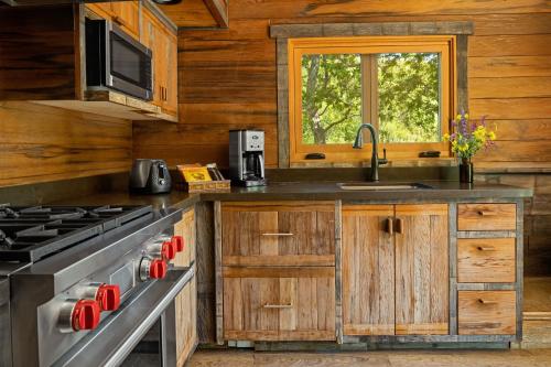 Kitchen, El Capitan Canyon in Goleta (CA) Kitchen, El Capitan Canyon in Goleta (CA)