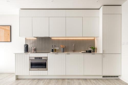 Kitchen, Urban Rest Stratford Apartments in Stratford Kitchen, Urban Rest Stratford Apartments in Stratford