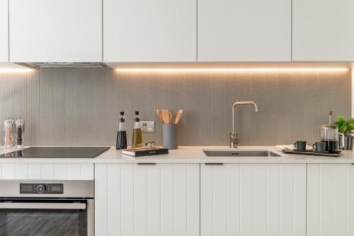 Kitchen, Urban Rest Stratford Apartments in Stratford Kitchen, Urban Rest Stratford Apartments in Stratford