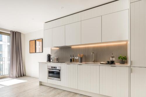 Kitchen, Urban Rest Stratford Apartments in Stratford Kitchen, Urban Rest Stratford Apartments in Stratford
