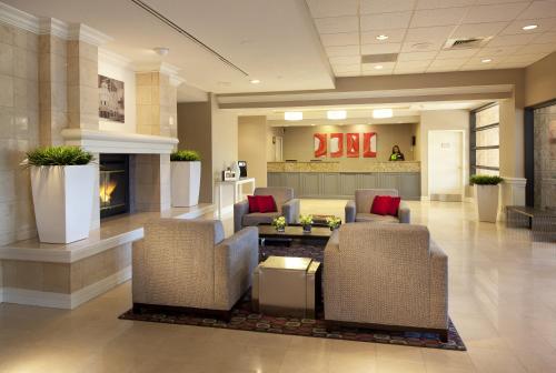 Shared lounge/TV area, Radisson Hotel Phoenix Airport in Sky Harbor International Airport Shared lounge/TV area, Radisson Hotel Phoenix Airport in Sky Harbor International Airport