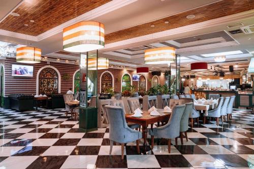 Eten en drinken, Ramada by Wyndham Shymkent in Shymkent Eten en drinken, Ramada by Wyndham Shymkent in Shymkent