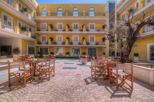 Garden, Victoria Palace Hotel & Zen Wellness in Gallipoli Garden, Victoria Palace Hotel & Zen Wellness in Gallipoli