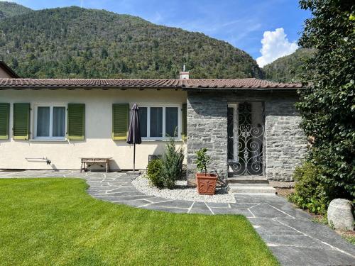 Vrt, Casa Medusa - con piscina, a 2 minuti dalla stazione in Cavigliano Vrt, Casa Medusa - con piscina, a 2 minuti dalla stazione in Cavigliano