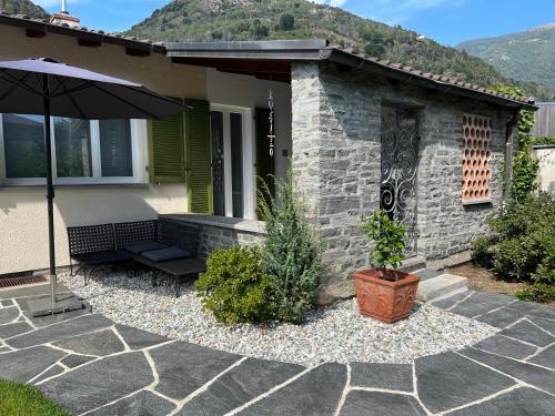 Oprema, Casa Medusa - con piscina, a 2 minuti dalla stazione in Cavigliano Oprema, Casa Medusa - con piscina, a 2 minuti dalla stazione in Cavigliano