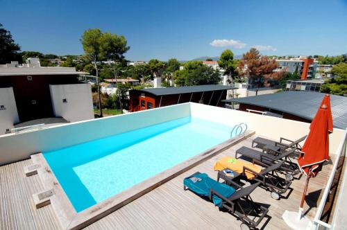 Swimming pool, Appart'hotel Odalys Olympe in Antibes Swimming pool, Appart'hotel Odalys Olympe in Antibes