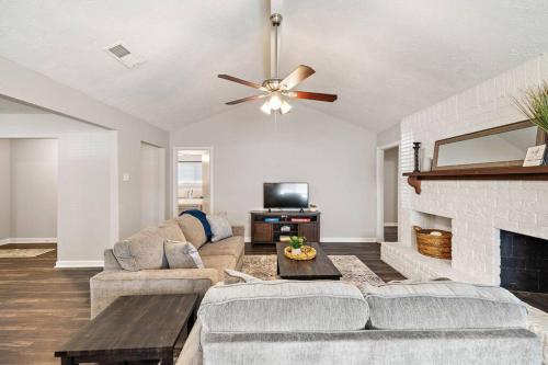 Large South Houston gem with covered patio seating in Ellington Large South Houston gem with covered patio seating in Ellington