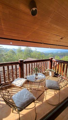 Terrazzo/balcone, The Forest Lodge at Camp John Hay in Baguio Terrazzo/balcone, The Forest Lodge at Camp John Hay in Baguio