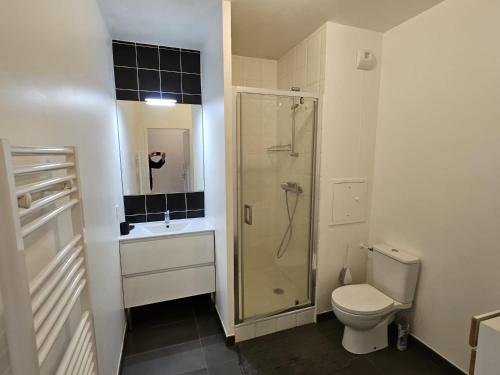 浴室, Appartement lumineux avec jardin et terrasse proche stade JO in 布瓦科隆布 浴室, Appartement lumineux avec jardin et terrasse proche stade JO in 布瓦科隆布