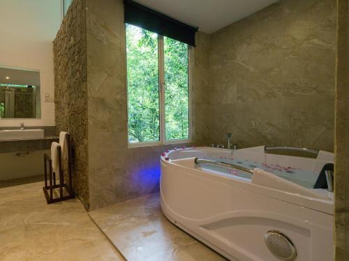 온수 욕조, 팜스톤 리트리트 (Palmstone Retreat) in 케갈레 온수 욕조, 팜스톤 리트리트 (Palmstone Retreat) in 케갈레