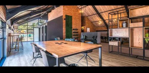 Comoditats, Outer Space - 1 bedroom Luxurious Apartment in Sandton in Lethabong Comoditats, Outer Space - 1 bedroom Luxurious Apartment in Sandton in Lethabong