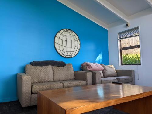 Phòng chờ chung/khu vực TV, Waiheke Backpackers Hostel in Đảo Waiheke Phòng chờ chung/khu vực TV, Waiheke Backpackers Hostel in Đảo Waiheke