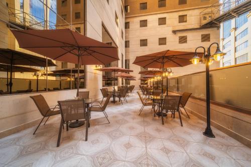 레스토랑, 알 키스와 타워스 호텔 (Al Kiswah Towers Hotel) in 메카 레스토랑, 알 키스와 타워스 호텔 (Al Kiswah Towers Hotel) in 메카