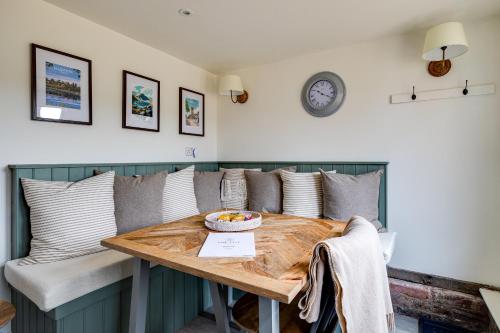 Oak Tree Hideaway in Whitchurch Oak Tree Hideaway in Whitchurch