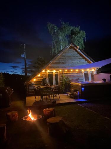 Oak Tree Hideaway in Whitchurch Oak Tree Hideaway in Whitchurch